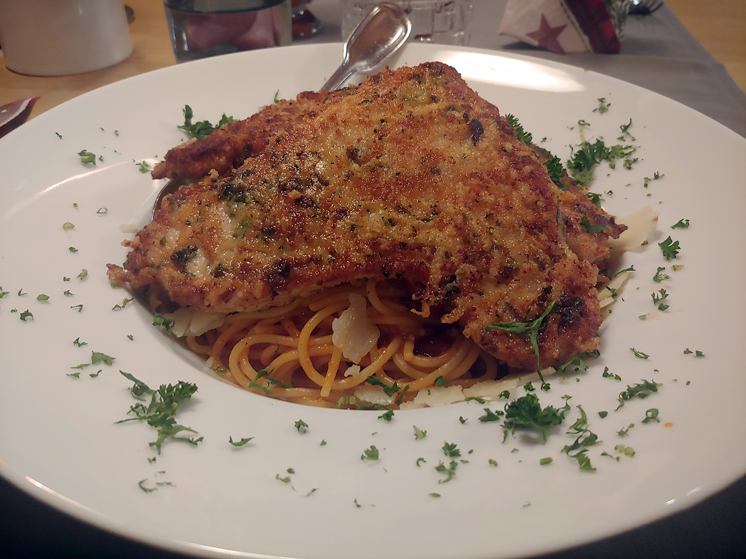 Restaurant Tannweg - Mailänder Puten Schnitzel Käse-Kräuter Kruste mit Grana Padano auf Spaghetti