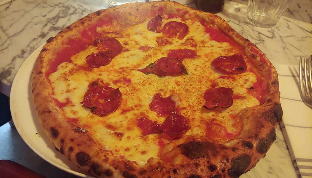 GINAS - Pizza mit Salsicia - Pizzaofen aus Neapel