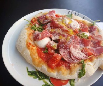 pizzaundgusto-karlsruhe-pizza-empfehlung-chef-bueffel-mozarella-teig-hauptspeise-zutaten-1024x768